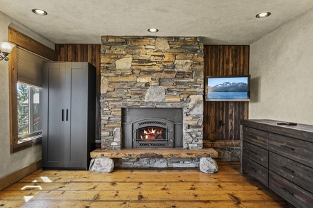 Master bedroom with gas fireplace: Lakeview Mountaintop Chateau