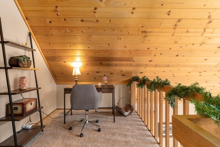 Upstairs Loft area: Pinecone Lodge with Private Hot tub