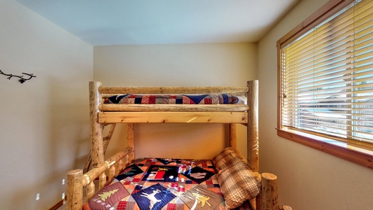Bunkbeds in bedroom: Truckee Cinnabar Vacation Retreat