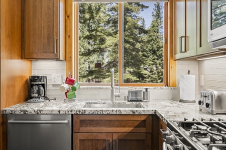 Gold Bend Getaway Kitchen