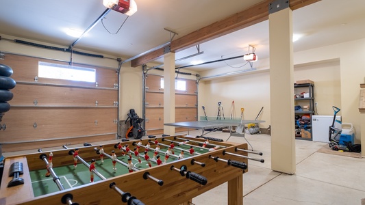 Garage with Ping Pong and Foosball: Private Secluded Valley View Oasis
