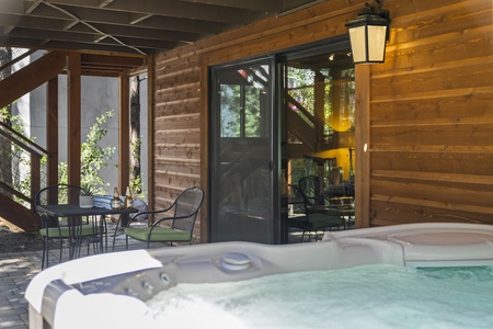 Lower Floor: Deluxe Hot Tub : Mountainscape Oasis