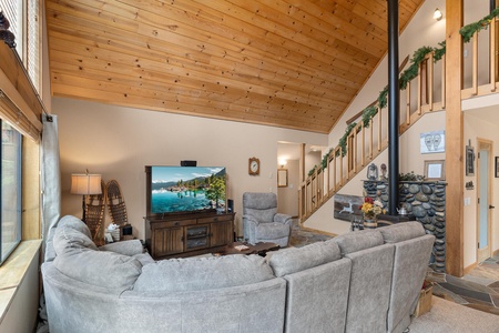 Family Room with Smart TV: Pinecone Lodge with Private Hot tub