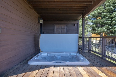 Hot tub over looking Donner lake: Lakeview Mountaintop Chateau