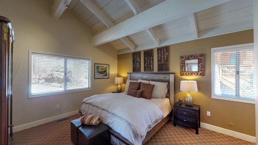 Bedroom with two nightstands: Eagle's Nest Lodge