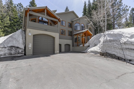 Front of Home: Hilltop Manor in Tahoe Donner