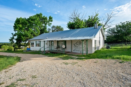 7 Brushy Bill's Farmhouse Horse Motel Pet Sleeps 7