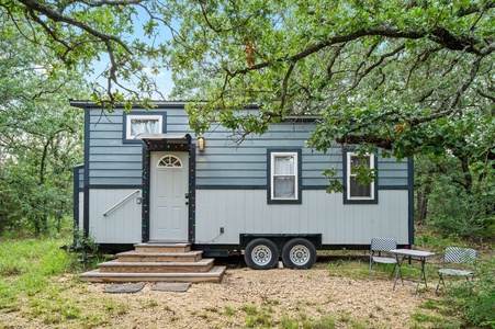 3 Tiny Town Romantic tiny home Animals Fire Pit
