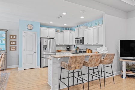 The well-equipped kitchen features stainless appliances and granite countertops!