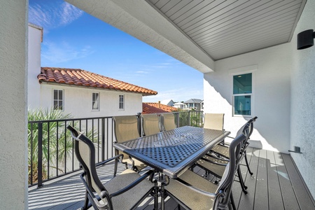 Seating for 8 guests at the outdoor dining table!