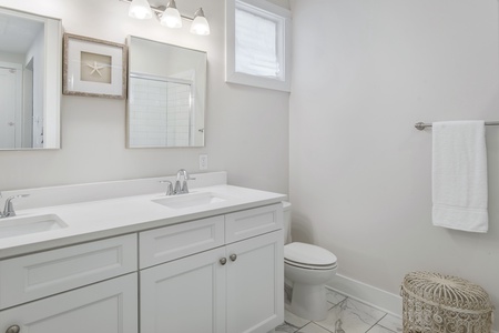 The "Mingo" and Palm rooms share a full-size bathroom with dual vanities!