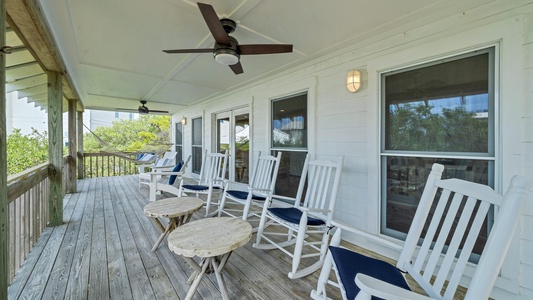 Beach life at it's best - lounge in the shade and breeze for hours!