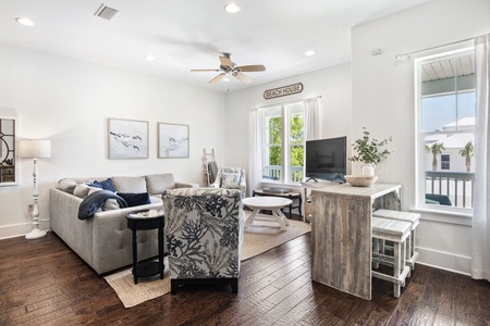 The comfortable beach-style livingroom!