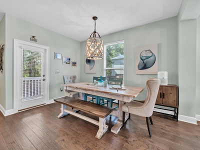 Dining table has plenty of seating!