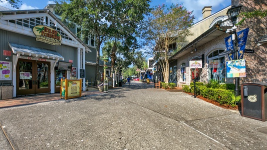 Golf cart to Baytowne Wharf activities, dining and more!