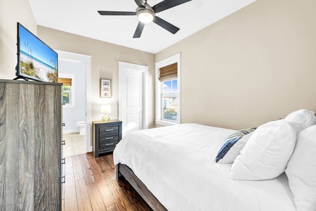 Sink into crisp white linens and enjoy your favorite shows on the flat-screen TV while the ceiling fan keeps you perfectly cool.