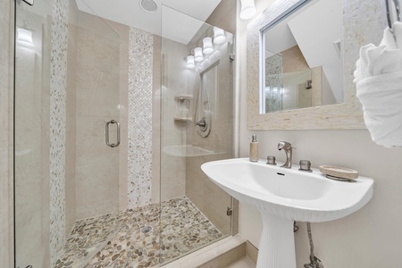 A full-bath with walk-in shower, dedicated for loft guests!