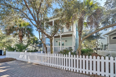 Multiple shaded balconies provide lots of outdoor relaxation space!