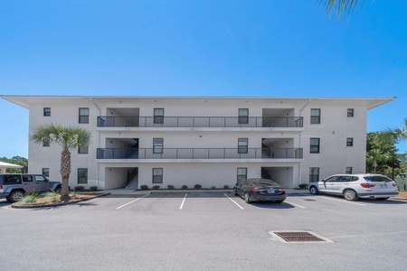 Gated neighborhood, plentiful and easy parking!