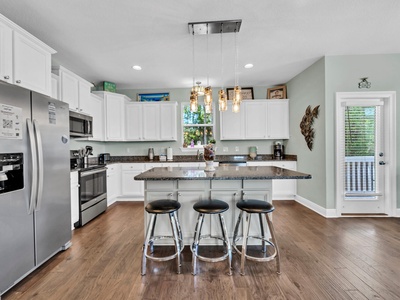 3 additional seats at the kitchen island!