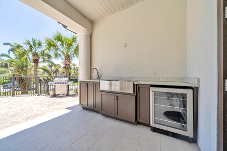 Additional sink, ice bin, and refrigerator outside!