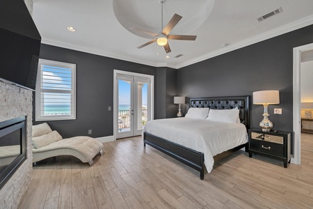 3rd floor master suite:  King bed, balcony, walk-in closet, tub and shower!