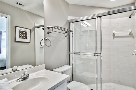 The 2nd bathroom can be locked off as private for 2nd king room!