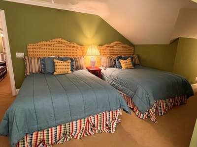 bedroom 4 upstairs - 2 queen beds