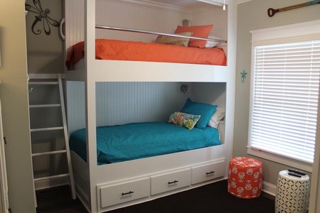 Bedroom 6 - First Level - Bunk Beds