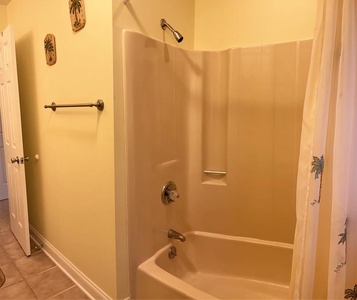 Bathroom 1 Tub/Shower Combo