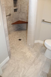Handicap Friendly - Roll in Shower - Bed 5 Private 
