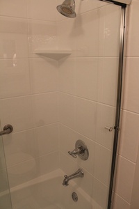 Bathroom 3 - Jack n Jill Tub/Shower
