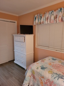 bedroom - two twin beds