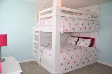 Upstairs Bedroom - Queen Bunks