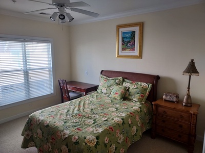 bedroom 3 - queen