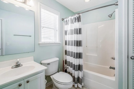 Upstairs Master Tub/Shower