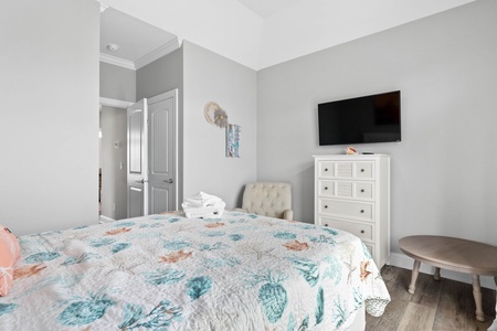 Bedroom 5 upstairs - queen