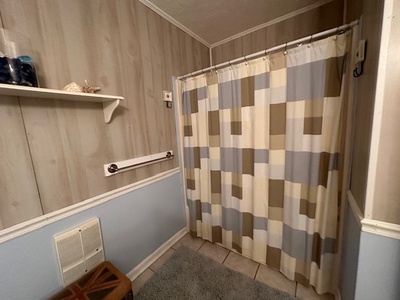 Ground Level Bathroom - Shower/Tub Combo