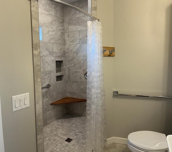 Handicap Friendly - Roll in Shower - Bed 5 Private 