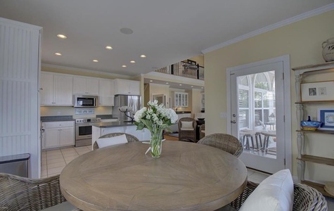 Kitchen / Dining Area