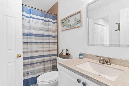 Bedroom 2 Bathroom - Tub/Shower Combo