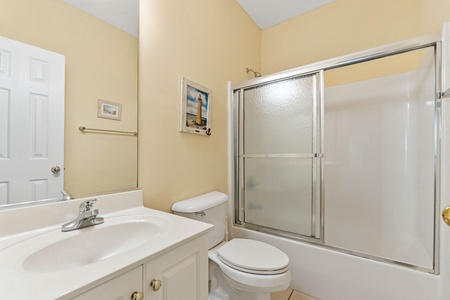 bedroom 4 - private bath tub-shower