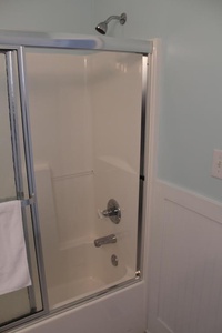 Bathroom 2 Tub/Shower Combo