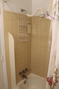 Bathroom 1 - Upstairs Tub/Shower