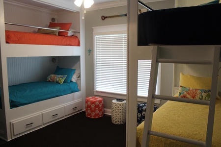 Bedroom 6 - First Level - Bunk Beds
