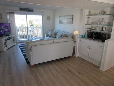 Living Area - Wet Bar