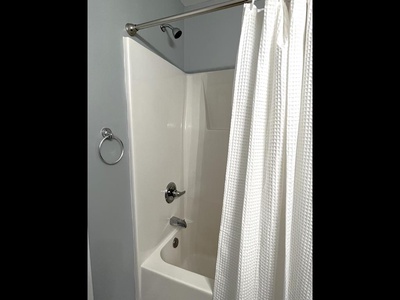 Bathroom 5 Tub/Shower