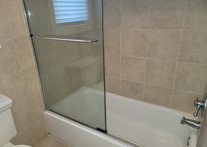 Bathroom 3 Tub/Shower Combo