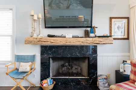 ‏Fireplace not available to renters.