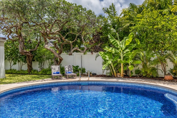 Crystal clear pool, perfect for soaking under the Hawaii sun!